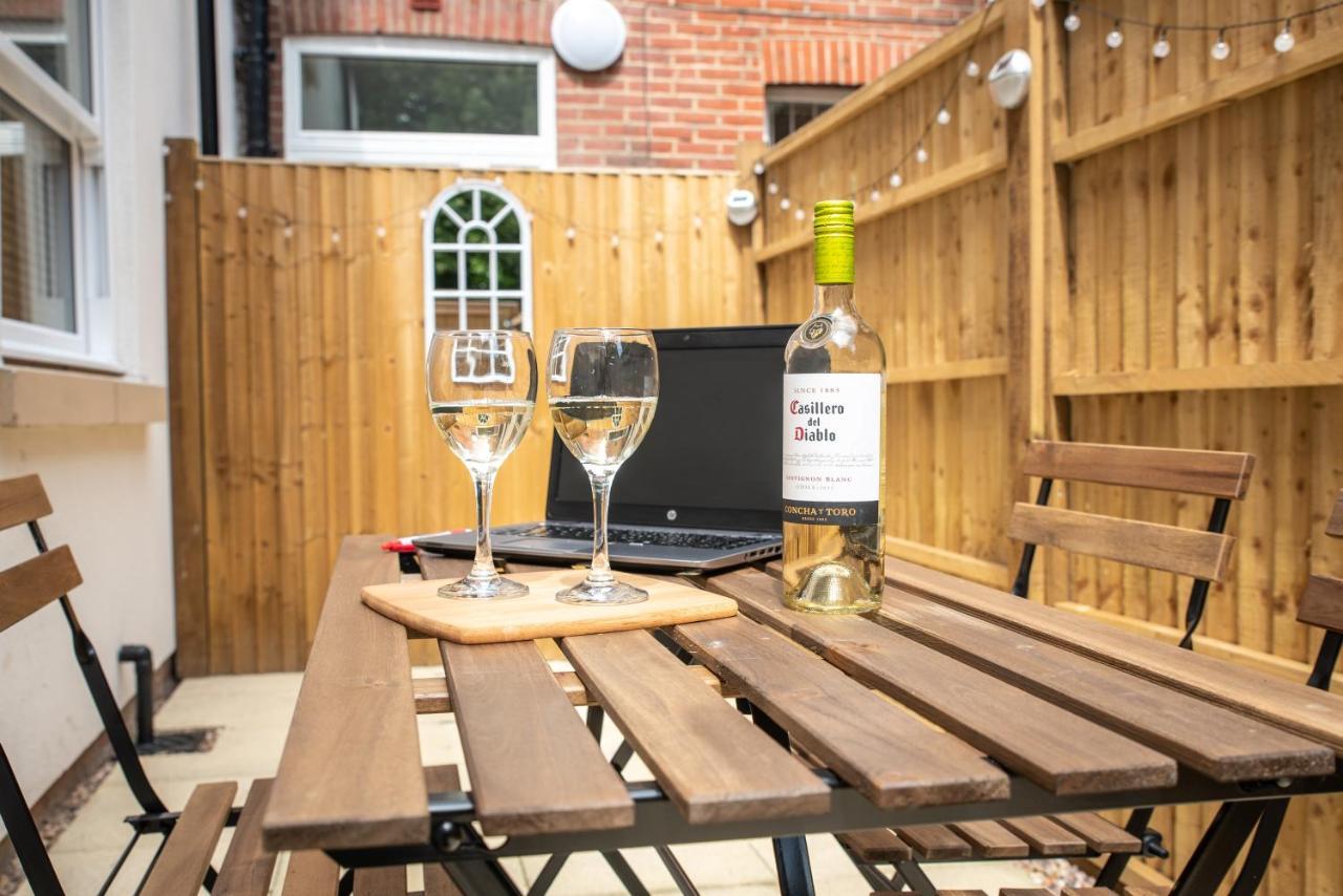 Southampton City Vibes: Central Apartment with Outdoor Space Exterior photo